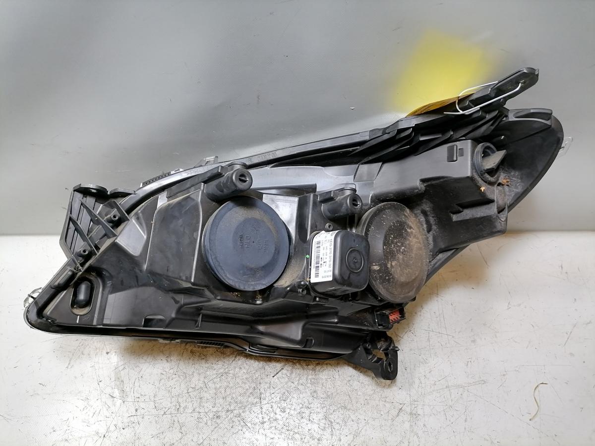 Opel Astra H Scheinwerfer vorn rechts Halogen Schwarzer Hintergrund Bj.2009